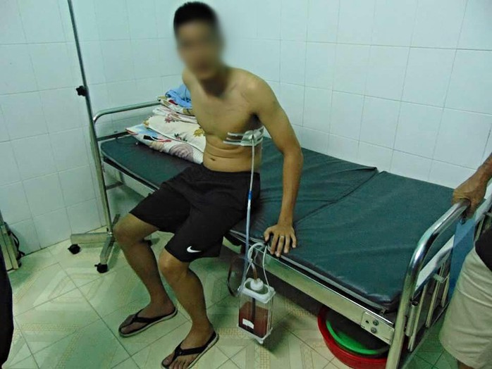 Anh Lê Hữu Phước được đưa tới bệnh viện cấp cứu.