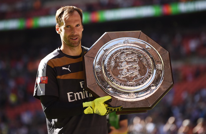 Petr Cech nâng cao chức vô địch đầu tiên cùng Arsenal