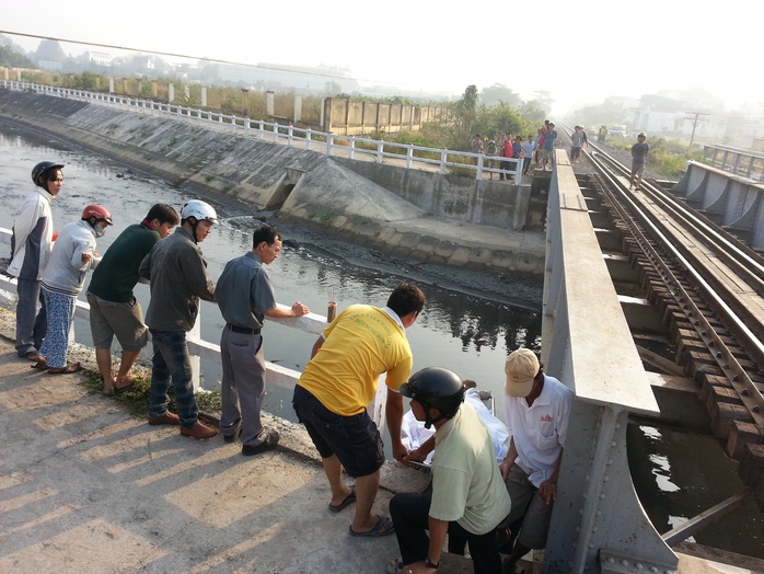 Khu vực cầu đường sắt nơi nạn nhân đứng và bị tàu tông văng xuống suối