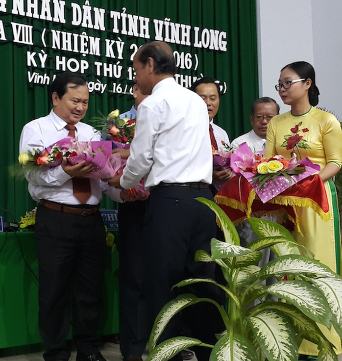 Ông Nguyễn Văn Quang nhận hoa chúc mừng từ đại biểu