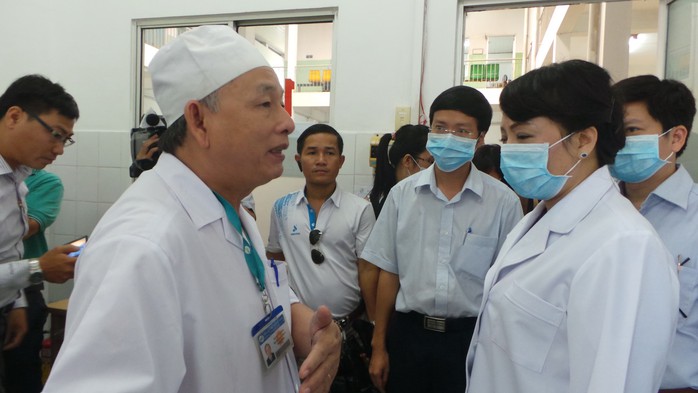 Bộ trửơng Y tế kiểm tra công tác chuẩn tại Bệnh viện Bệnh Nhiệt đới TP HCM