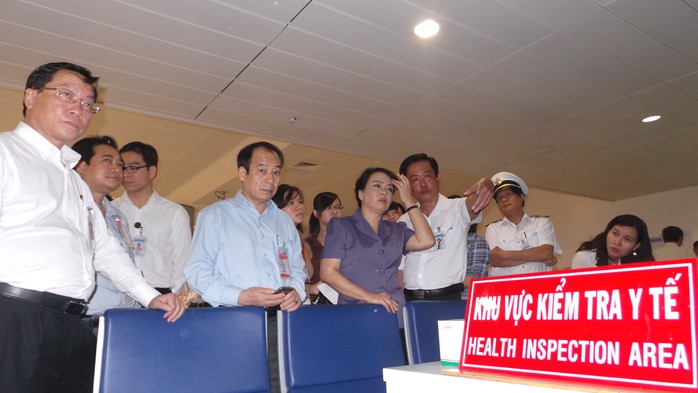 Kiểm tra kiểm dịch y tế tại sân bay Tân Sơn Nhất