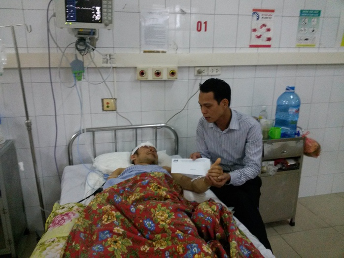 PV Báo Người Lao Động trao 5 triệu đồng cho nạn nhân Cao Tiến Vỹ