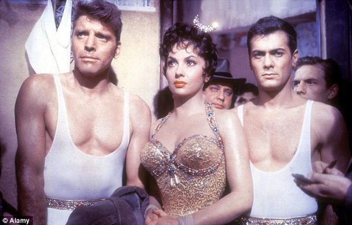 Gina Lollobrigida (giữa) thuở trẻ