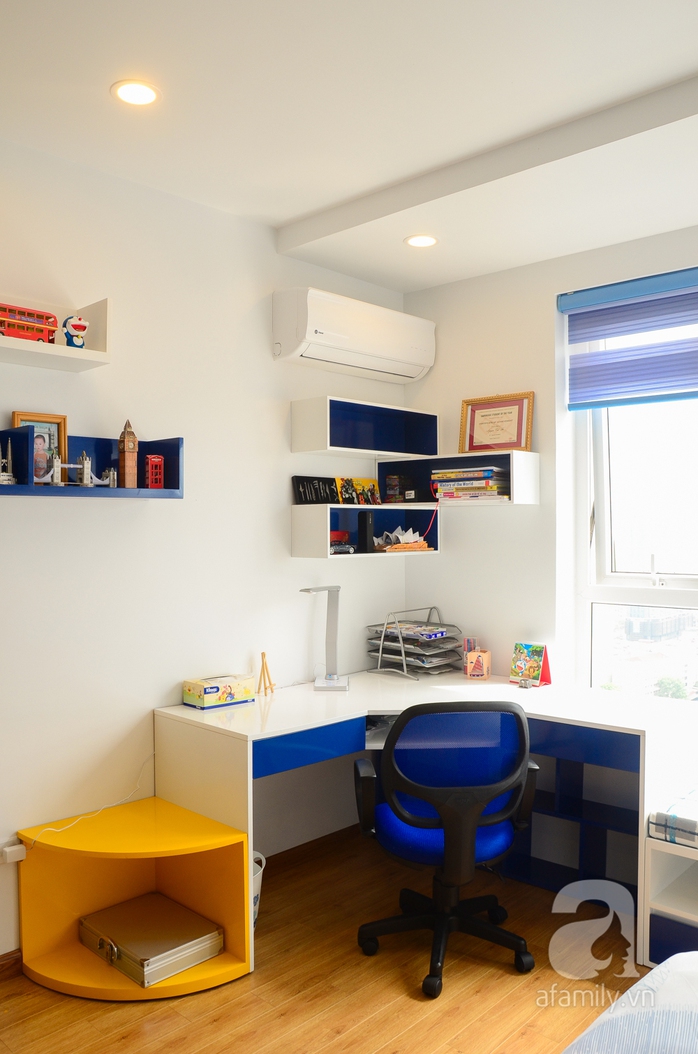 Góc học tập nằm vào góc nhưng vẫn có thể lấy được đầy đủ ánh sáng nhờ cửa sổ lớn.