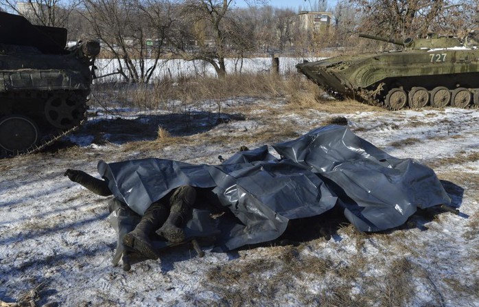 Thi thể binh lính Ukraine thiệt mạng ở Debaltseve được đưa về doanh trại tại thị trấn Artemivsk hôm 18-2. Ảnh: REUTERS