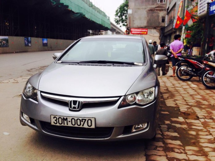 Chiếc Honda Civic bị rơi thanh sắt