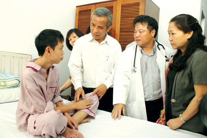 Chủ tịch Tổng LĐLĐ Việt Nam Đặng Ngọc Tùng thăm con công nhân được hỗ trợ phẫu thuật tim từ chương trình “Trái tim nghĩa tình” được phát động từ “Tháng CN” năm 2012, đến nay đã hỗ trợ 29 CN và con CN mổ tim với chi phí gần 3 tỉ đồng.