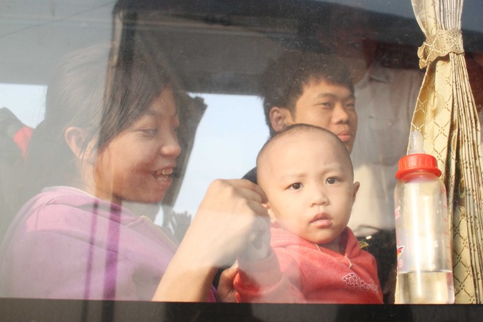 Niềm vui của mẹ con nữ công nhân trước giờ xe lăn bánh   ẢNH: HOÀNG TRIỀU