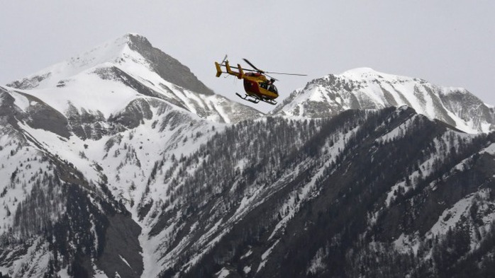 Trực thăng cứu nạn của Pháp tìm kiếm ở dãy núi Alps. Ảnh: Reuters