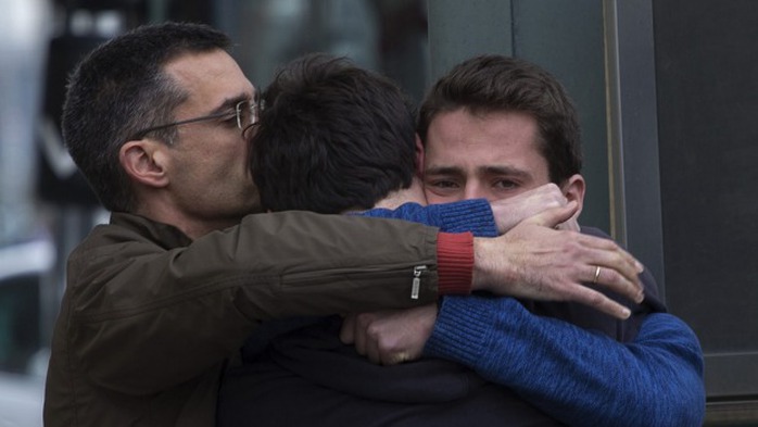 Thân nhân an ủi nhau tại sân bay Barcelona - Tây Ban Nha. Ảnh: AP