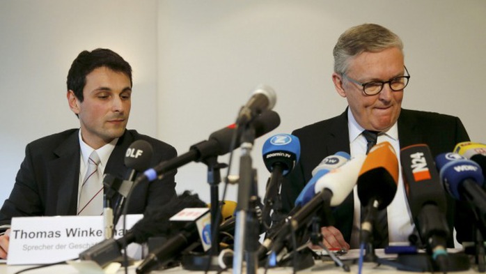 Phi công trưởng của Germanwings, ông Stefan Kenan Scheib, và Giám đốc điều hành Thomas Winkelmann tại cuộc họp báo. Ảnh: Reuters