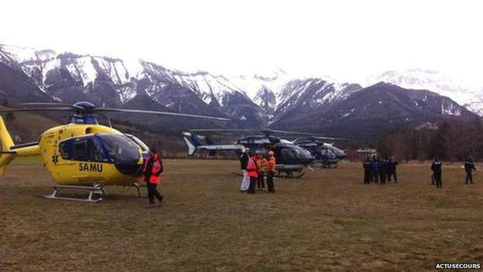 Trực thăng cứu hộ có mặt gần dãy núi Alps. Ảnh: BBC