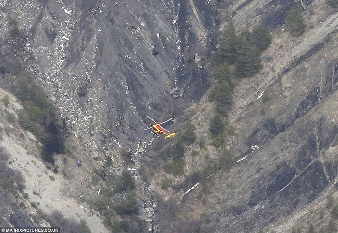 Trực thăng cứu hộ bay trên khu vực bên dưới có những mảnh vỡ của 4U9525. Ảnh: Matrixpictures