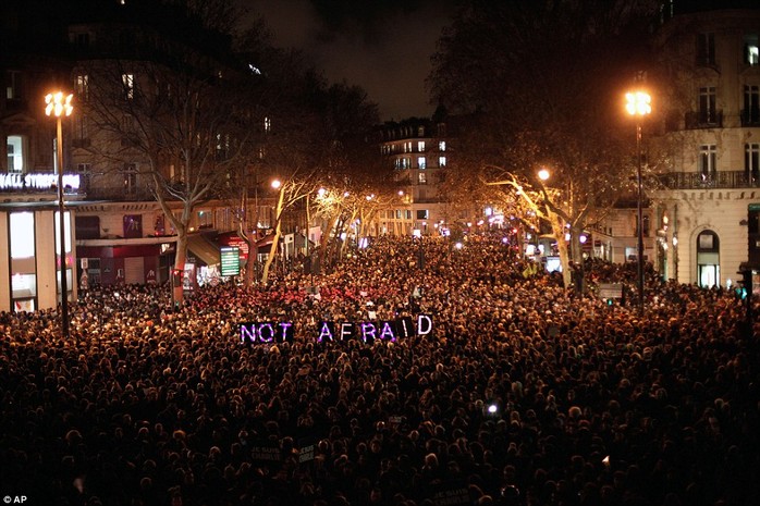 Người dân Pháp với dòng chữ không sợ phản đối cuộc thảm sát. Ảnh: AP