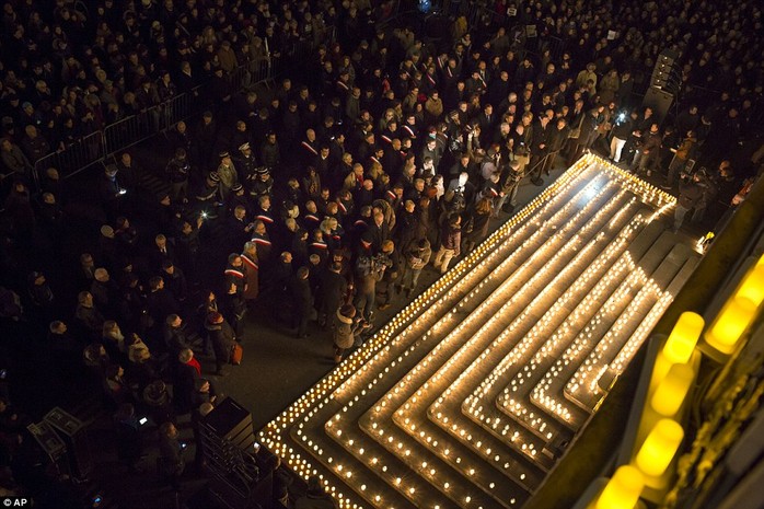 Người dân tưởng niệm các nạn nhân trong vụ thảm sát tại tòa soạn báo Charlie Hebdo. Ảnh: AP