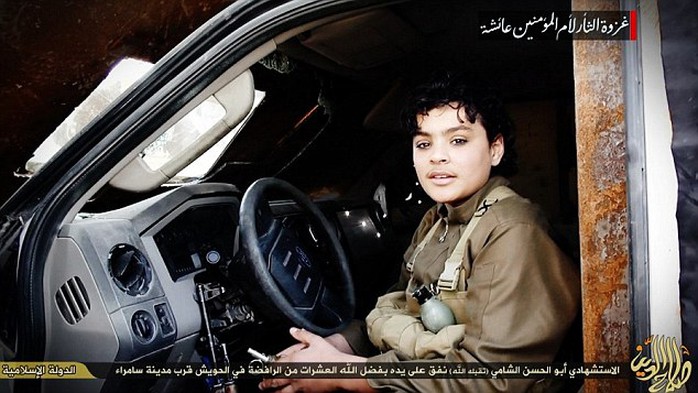 Abu al-Hassan al-Shami tay cầm lựu đạn và súng AK-47. Ảnh: Daily Mail