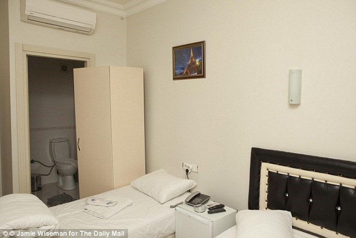 Phòng 102 khách sạn Bade Otel, nơi Hayat Boumeddiene nghỉ chân ở Thổ Nhĩ Kỳ trước khi sang Syria.  Ảnh: Daily Mail