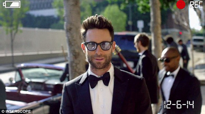 Adam Levine cùng nhóm của mình lên đường