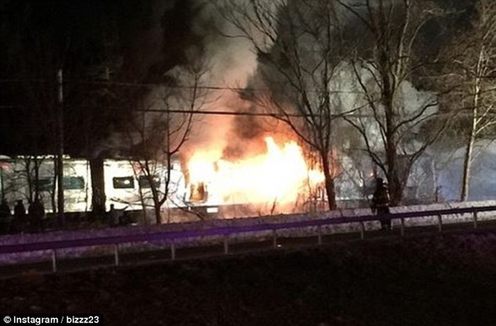 Toa đầu tiên của xe lửa phát nổ ngay khi va chạm. Ảnh: Daily Mail