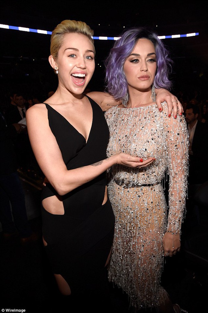 Miley Cyrus và Katy Perry đọ vòng một