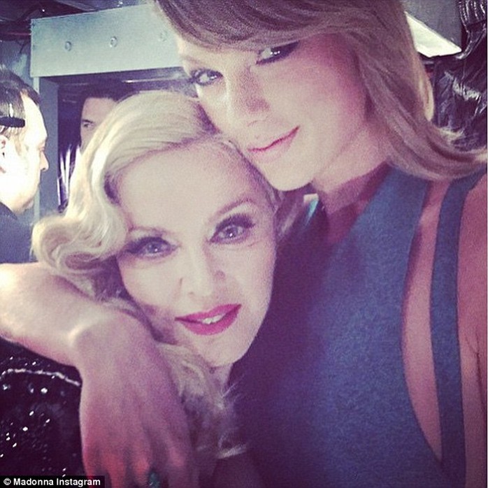 Taylor Swift chụp ảnh cùng Madonna