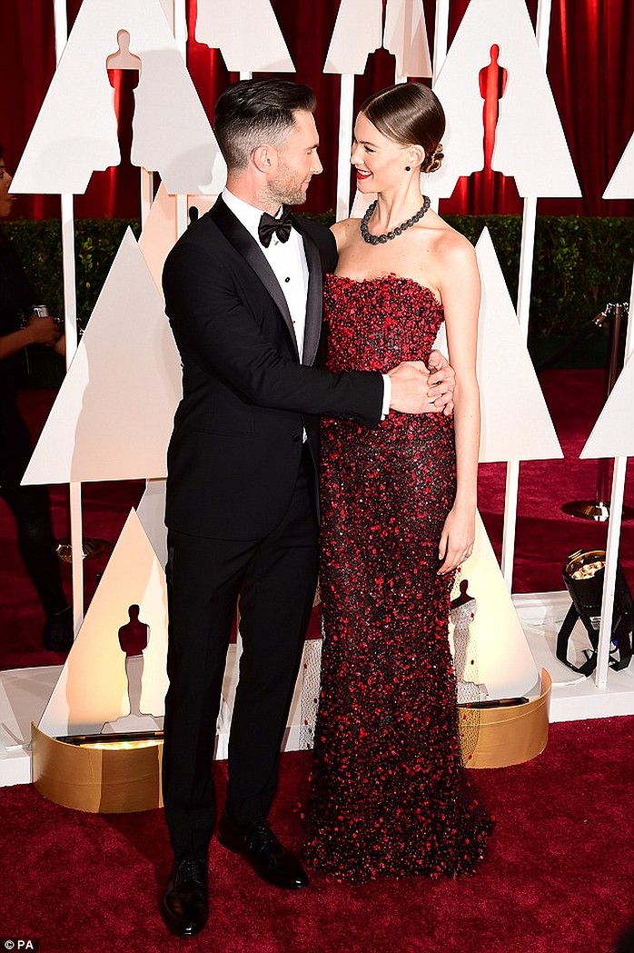 Behati và Adam trên thảm đỏ Oscar