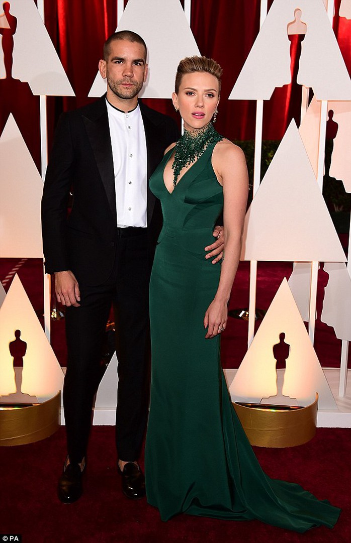 Scarlett Johansson đến thảm đỏ Oscar cùng chồng
