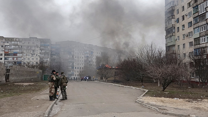 Binh lính Ukraine canh gác ở TP Mariupol hôm 24-1. Ảnh: Reuters