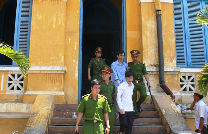 Yêu râu xanh Đậu Quang Vỹ (đi sau, áo xanh)