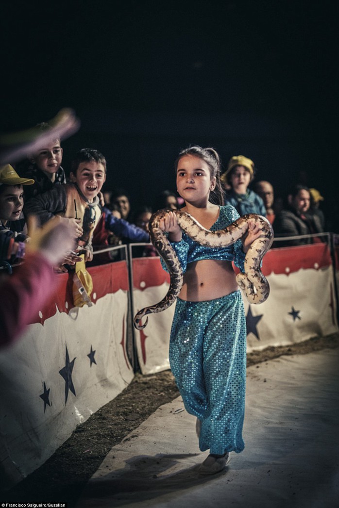 Cassandra, 11 tuổi, biểu diễn với trăn