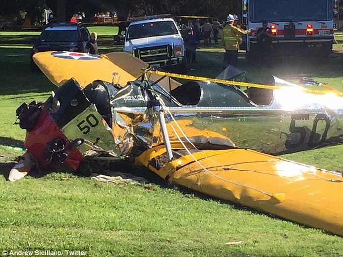 Máy bay của Harrison Ford rơi xuống sân golf