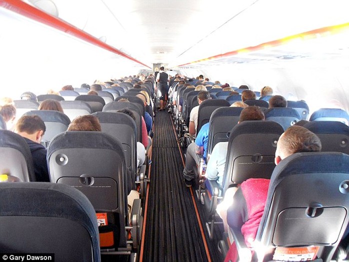 Vụ tấn công xảy ra trên máy bay hãng hàng không EasyJet (Anh). Ảnh: Daily Mail
