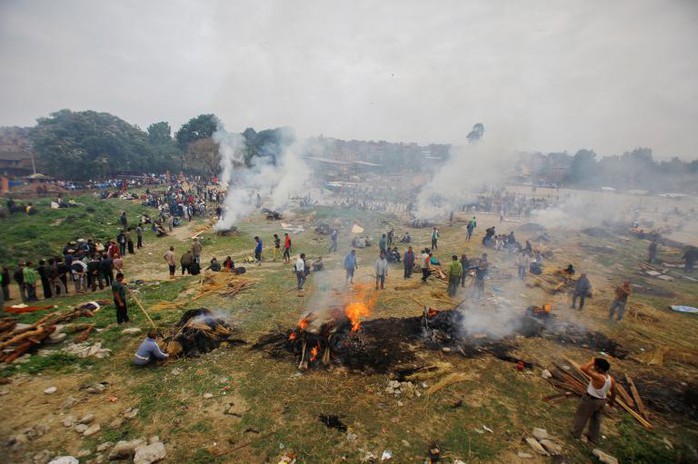 Hỏa táng người thiệt mạng ở Kathmandu. Ảnh: AP