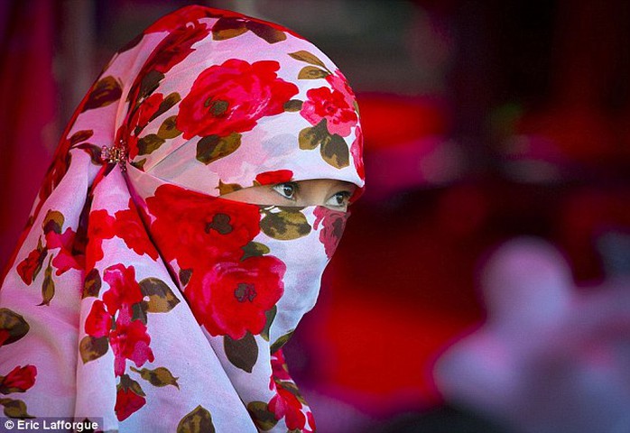 Một phụ nữ Duy Ngô Nhĩ đeo mạng che mặt. Ảnh: Daily Mail