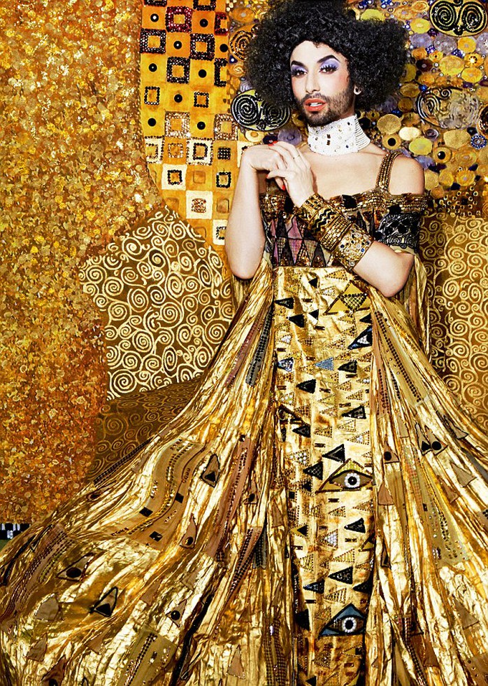 Nữ hoàng có râu Conchita Wurst lộng lẫy đầm vàng