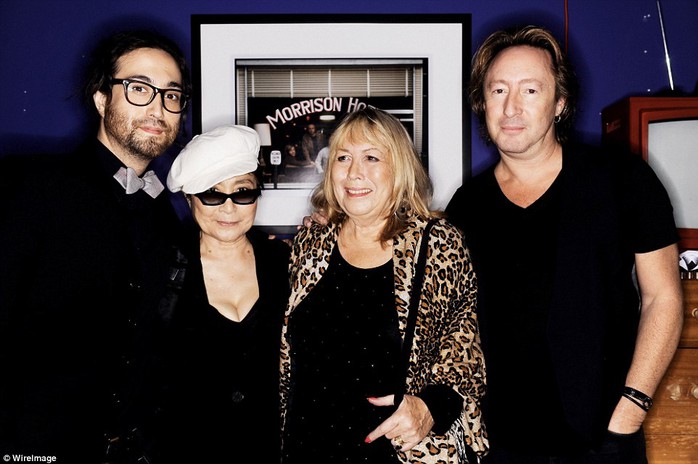 Yoko Ono (trái) cùng Cynthia và hai con của họ