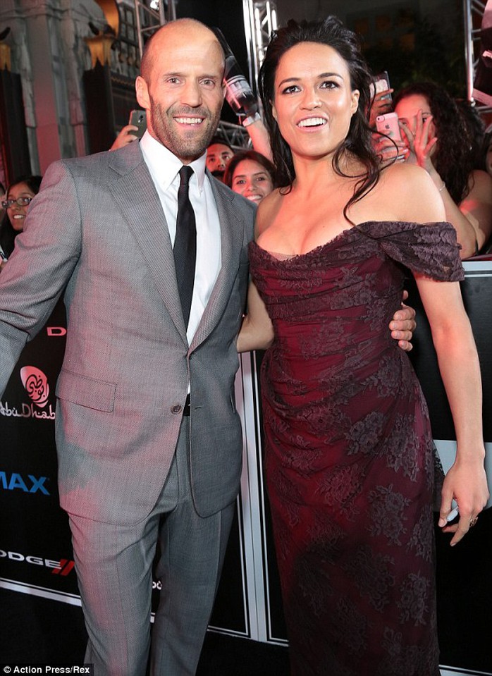 Jason Statham hộ tống Michelle Rodriguez trên thảm đỏ