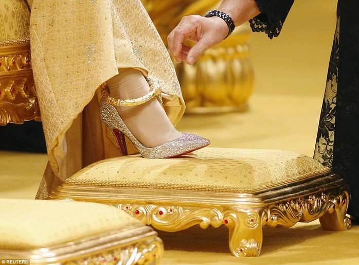 Cô dâu còn diện đôi giày hiệu Christian Louboutin nạm pha lê Swarovski và chân đeo lắc vàng. Ảnh: Reuters