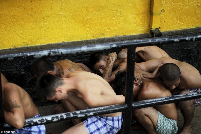Tù nhân được chuyển đến trại giam có an ninh nghiêm ngặt hơn. Ảnh: Reuters