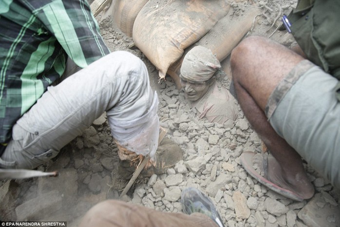 Một người đàn ông bị chôn dưới đống đất đá