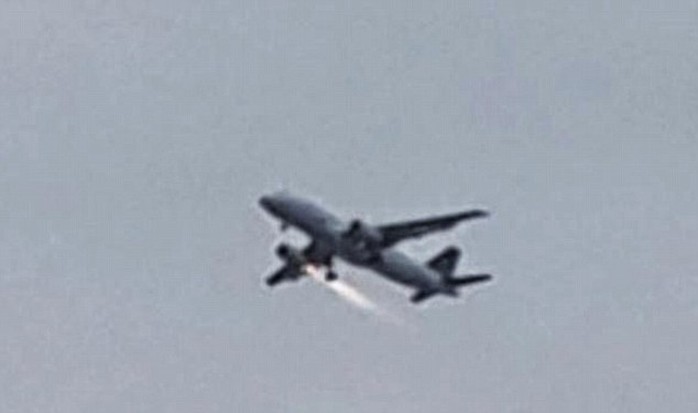 Chiếc máy bay hãng Turkish Airlines cháy động cơ trên bầu trời. Ảnh: Airlive.net