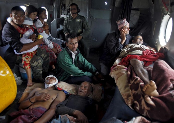 Người bị thương được đưa từ Trishuli Bazar về Kathmandu bằng máy bay. Ảnh: Reuters