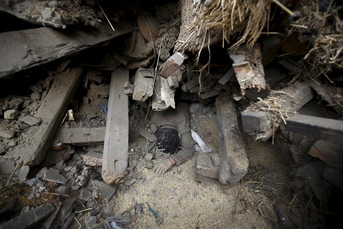 Một phụ nữ thiệt mạng dưới đống đổ nát ở Bhaktapur - Nepal. Ảnh: Reuters