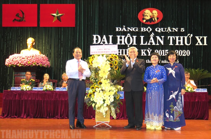 Ủy viên Bộ Chính trị, Bí thư Thành ủy TP HCM Lê Thanh Hải tặng hoa Đại hội