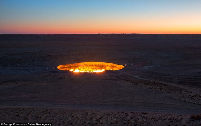Cổng địa ngục cháy ngày đêm trên sa mạc