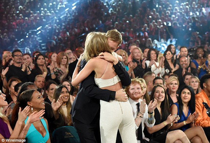 Taylor Swift tiếp tục thắng lớn khi được vinh danh 8 giải thưởng quan trọng trong tổng số 14 đề cử