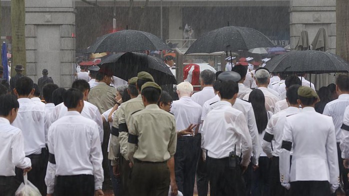 ...không ngăn được người dân tiễn đưa ông Lý. Ảnh: Straits Times