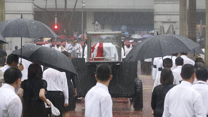 Làn mưa tầm tã... Ảnh: Straits Times