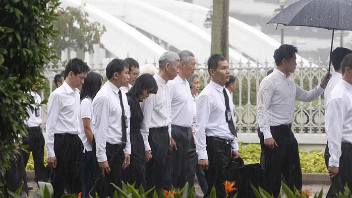 Thủ tướng Lý Hiển Long và người thân theo sau linh cữu cha. Ảnh: Straits Times